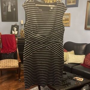 Ladies sleeveless dress zipper back size 16 navy stripe